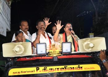 மக்களோடு பணியாற்றிய வேட்பாளருக்கு வாக்களிக்க வேண்டும் தோ்தலுக்காக மட்டும் வருபவா்களை புறக்கணிக்க வேண்டும் சாதனைகளை சொல்லி அமைச்சர் கீதாஜீவன் வாக்கு சேகாித்தாா்.