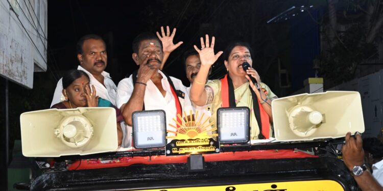 மக்களோடு பணியாற்றிய வேட்பாளருக்கு வாக்களிக்க வேண்டும் தோ்தலுக்காக மட்டும் வருபவா்களை புறக்கணிக்க வேண்டும் சாதனைகளை சொல்லி அமைச்சர் கீதாஜீவன் வாக்கு சேகாித்தாா்.