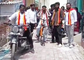 தூத்துக்குடியில் தவெக பகுதி செயலாளர் ஆனந்த் குமார் ஏற்பாட்டில் பல்வேறு வார்டுகளில் விஜய் போன்று சைக்கிளில் சென்று வீதி வீதியாக  விசில் சின்னத்திற்கு வாக்கு சேகரித்து அசத்தினார் தவெக வேட்பாளர் நடிகர் ஸ்ரீநாத் : தவெக நிர்வாகிகள் தொண்டர்கள் செம குஷி பொதுமக்கள் உற்சாக வரவேற்பு 