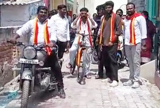 தூத்துக்குடியில் தவெக பகுதி செயலாளர் ஆனந்த் குமார் ஏற்பாட்டில் பல்வேறு வார்டுகளில் விஜய் போன்று சைக்கிளில் சென்று வீதி வீதியாக விசில் சின்னத்திற்கு வாக்கு சேகரித்து அசத்தினார் தவெக வேட்பாளர் நடிகர் ஸ்ரீநாத் : தவெக நிர்வாகிகள் தொண்டர்கள் செம குஷி பொதுமக்கள் உற்சாக வரவேற்பு