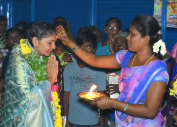 பெண்கள் பாதுகாப்பு, இளைஞர்களின் எதிர்காலம், 50 ஆண்டுகளாக பின்தங்கியுள்ள ஓட்டப்பிடாரம் தொகுதியை வளர்ச்சி பாதைக்கு கொண்டு செல்வதே எனது லட்சியம் : நம் நாடு நம் மக்கள் நம் எதிர்காலம் கட்சி வேட்பாளர் வழக்கறிஞர் அருணா தேவி ரமேஷ் பாண்டியன் வீடு தோறும் மக்களை சந்தித்து தீவிர தேர்தல் பிரச்சாரம்!” திராவிட கட்சிகள் கலக்கம்