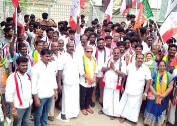 தூத்துக்குடி அரசியலில் திடீர் பரபரப்பு தவெக-விலிருந்து 200 க்கும் மேற்பட்ட இளைஞர்கள் கூண்டோடு விலகி அதிமுகவில் ஐக்கியம் : முன்னாள் அமைச்சர் சி.த. செல்லப்பாண்டியன் முன்னிலையில் இணைந்தனர்..