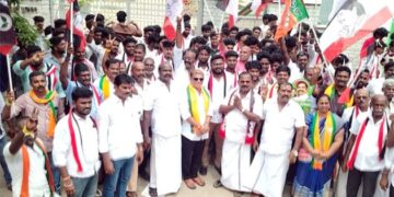 தூத்துக்குடி அரசியலில் திடீர் பரபரப்பு தவெக-விலிருந்து 200 க்கும் மேற்பட்ட இளைஞர்கள் கூண்டோடு விலகி அதிமுகவில் ஐக்கியம் : முன்னாள் அமைச்சர் சி.த. செல்லப்பாண்டியன் முன்னிலையில் இணைந்தனர்..