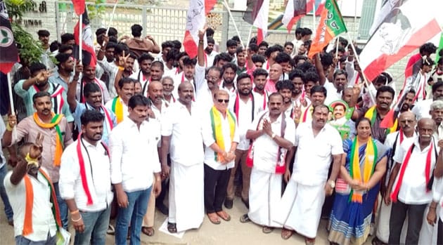 தூத்துக்குடி அரசியலில் திடீர் பரபரப்பு தவெக-விலிருந்து 200 க்கும் மேற்பட்ட இளைஞர்கள் கூண்டோடு விலகி அதிமுகவில் ஐக்கியம் : முன்னாள் அமைச்சர் சி.த. செல்லப்பாண்டியன் முன்னிலையில் இணைந்தனர்..