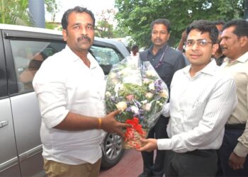 தூத்துக்குடி வருகை தந்த அமைச்சர் மதன் ராஜாவுக்கு மாவட்ட ஆட்சியர், எஸ்பி ஆகியோர் பூங்கொத்து கொடுத்து வரவேற்பு!