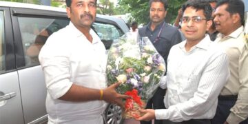 தூத்துக்குடி வருகை தந்த அமைச்சர் மதன் ராஜாவுக்கு மாவட்ட ஆட்சியர், எஸ்பி ஆகியோர் பூங்கொத்து கொடுத்து வரவேற்பு!