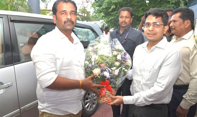 தூத்துக்குடி வருகை தந்த அமைச்சர் மதன் ராஜாவுக்கு மாவட்ட ஆட்சியர், எஸ்பி ஆகியோர் பூங்கொத்து கொடுத்து வரவேற்பு!