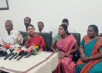 ஸ்டாலின் ஆட்சியில் தான் பெண்கள் துணிந்து புகார் கொடுக்க வந்தனர் ஆனால் இன்று தவெக ஆட்சியில் பாதிக்ப்பட்ட பெண்ணுக்கு நடந்த பாலியல் சம்பவத்திற்கு குரல் கொடுக்க மறுக்கின்றனர் தூத்துக்குடியில் முன்னாள் அமைச்சர் கீதாஜீவன் குற்றம் சாட்டினார்