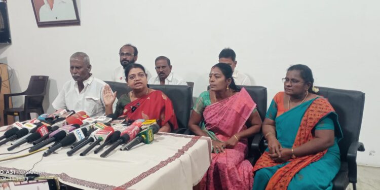 ஸ்டாலின் ஆட்சியில் தான் பெண்கள் துணிந்து புகார் கொடுக்க வந்தனர் ஆனால் இன்று தவெக ஆட்சியில் பாதிக்ப்பட்ட பெண்ணுக்கு நடந்த பாலியல் சம்பவத்திற்கு குரல் கொடுக்க மறுக்கின்றனர் தூத்துக்குடியில் முன்னாள் அமைச்சர் கீதாஜீவன் குற்றம் சாட்டினார்
