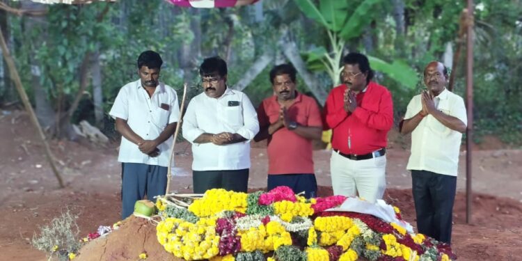 தேனியில் தமிழ் திரை உலகின் இயக்குனர் இமயம் பாரதிராஜா நினைவிடத்தில் அஞ்சலி செலுத்திய மக்கள் உரிமைகள் பாதுகாப்பு கழகத்தின் மாநிலத் தலைவர் முனைவர் பாலசுப்பிரமணியன்