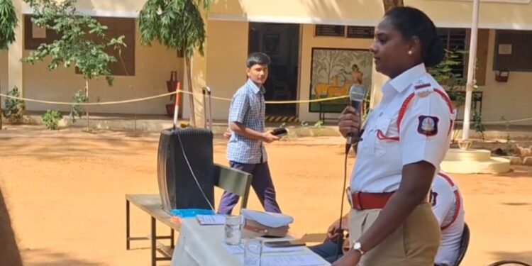 மதுரை மாரியம்மன் தெப்பக்குளம் பகுதியில் போதை பொருள் தடுப்பு மற்றும் போக்குவரத்து விதிகளை கடைபிடிப்பது குறித்துமாணவர்களுக்கு விழிப்புணர்வு