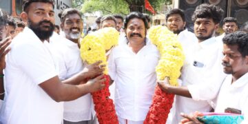 சும்பொன் முத்துராமலிங்கத் தேவரின் 119-வது ஜெயந்தி மற்றும் 64 வது குருபூஜை விழா : தமிழ் தேசிய பார்வேர்ட் பிளாக் கட்சி நிறுவனத் தலைவர் சட்டப் போராளி சங்கிலி தலைமையில் 100 க்கு மேற்பட்ட வாகனங்களில் நிர்வாகிகள், தொண்டர்கள், சென்று தேவரின் திருவுருவ சிலைக்கு மாலை அணிவித்து மரியாதை