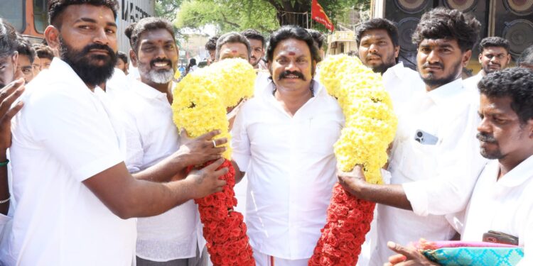 சும்பொன் முத்துராமலிங்கத் தேவரின் 119-வது ஜெயந்தி மற்றும் 64 வது குருபூஜை விழா : தமிழ் தேசிய பார்வேர்ட் பிளாக் கட்சி நிறுவனத் தலைவர் சட்டப் போராளி சங்கிலி தலைமையில் 100 க்கு மேற்பட்ட வாகனங்களில் நிர்வாகிகள், தொண்டர்கள், சென்று தேவரின் திருவுருவ சிலைக்கு மாலை அணிவித்து மரியாதை